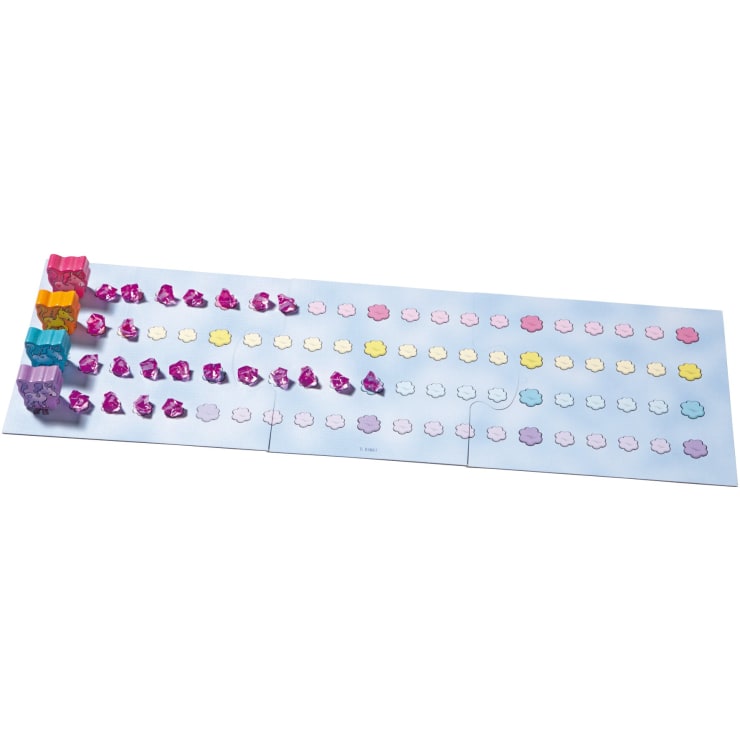 Ein Spielbrett mit vier bunten Tierplättchen auf der linken Seite, Reihen von rosa Edelsteinen und mehreren Reihen von pastellfarbenen Wolkenfeldern, die sich horizontal über das Brett erstrecken.