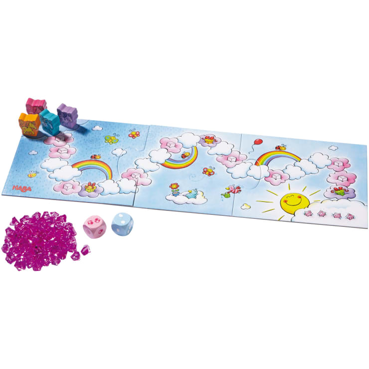 Ein farbenfrohes Brettspiel mit einem Pfad aus rosa Wolken über drei Felder, mit Regenbögen, lächelnder Sonne, Schmetterlingen und Luftballons. Vier Tierplättchen, zwei Würfel und rosa Edelsteinplättchen sind enthalten.