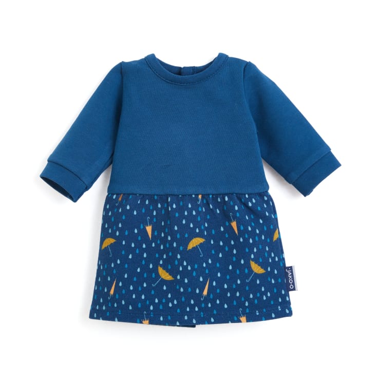 Ein blaues, langärmeliges Puppenkleid mit einem einfarbig blauen Oberteil und einem mit gelben Regenschirmen und blauen Regentropfen gemusterten Rock.