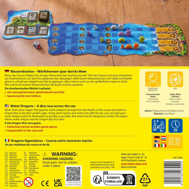 Eine Brettspielschachtel mit Spielfiguren, einem Spielbrett mit Inseln und Seewegen, mehrsprachigen Beschreibungen des Spiels Water Dragons, Alters- und Sicherheitshinweisen, Firmeninformationen und verschiedenen Zertifizierungslogos.