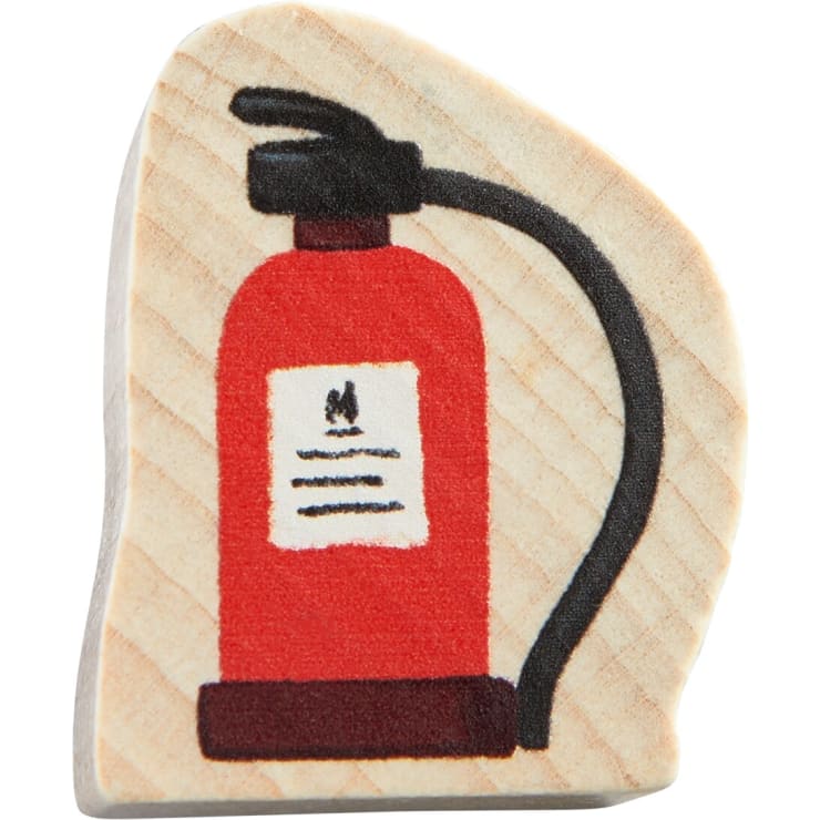 Ein Holzblock, bemalt mit der Illustration eines roten Feuerlöschers mit schwarzem Schlauch und Düse auf hellem Holzgrund.
