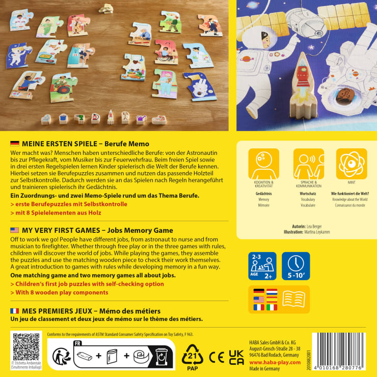 Eine gelbe Spielschachtel auf der Rückseite mit Fotos eines Memory-Spiels aus Holz mit Spielsteinen in Form von Menschen und Tieren, mehrsprachigen Spielbeschreibungen, Sicherheitssymbolen und Unternehmensinformationen.