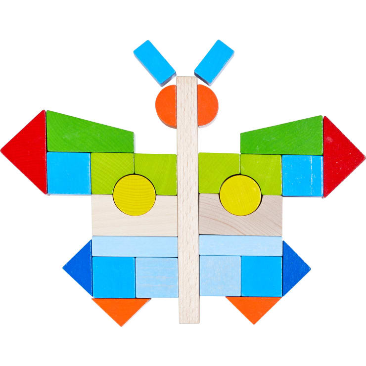 Die bunten Holzklötze sind in der Form eines Schmetterlings angeordnet und bestehen aus einer Mischung geometrischer Formen wie Rechtecken, Dreiecken, Kreisen und Quadraten in Blau, Grün, Rot, Gelb, Orange und natürlichen Holztönen.