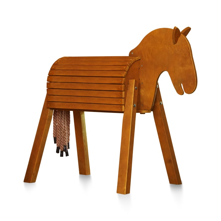 Ein hölzernes Voltigiergerät in Form eines Pferdes mit einem Lattenkörper, vier stabilen Beinen und einem geflochtenen Schweif. Der Kopf und der Körper sind aus poliertem Holz mit sichtbaren Schrauben an den Gelenken.