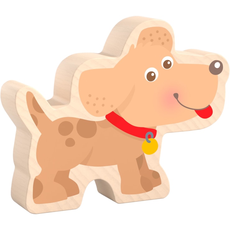 Ein Holzspielzeug in Form eines Cartoon-Hundes mit braunem Körper, dunkleren braunen Flecken, einem roten Halsband und einem gelben Anhänger. Der Hund hat einen lächelnden Gesichtsausdruck und seine Zunge ragt heraus.