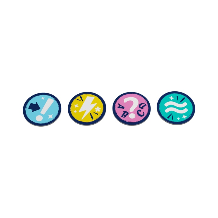 Vier runde Anstecknadeln, jede mit einem bestimmten Symbol: ein blaues Ausrufezeichen mit einem Pfeil, ein gelber Blitz, ein rosa Fragezeichen mit Buchstaben und blaugrüne Wellenlinien mit Glitzer, alles auf weißem Hintergrund.