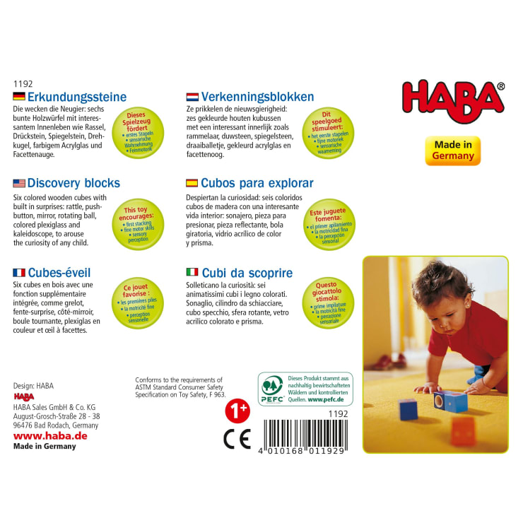 Verpackung für das HABA-Spielzeug Discovery Blocks. Der Text beschreibt das Produkt in sechs Sprachen, gibt Sicherheitshinweise und zeigt unten rechts ein kleines Kind, das mit bunten Holzklötzen spielt.