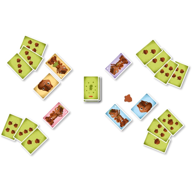 Ein Satz Spielkarten mit Tiermotiven, die in vier Gruppen um ein zentrales Deck angeordnet sind. Jede Gruppe enthält grüne nummerierte Karten und illustrierte Tierkarten, die nach Kartenfarbe und -design getrennt sind.