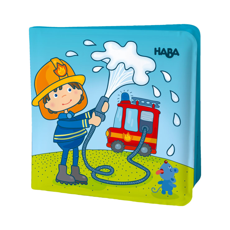 Illustration eines lächelnden Feuerwehrmanns, der Wasser aus einem Schlauch versprüht, mit einem Feuerwehrauto und einer kleinen blauen Maus in der Nähe. Das Bild befindet sich auf dem Einband eines weichen, blauen Kinderbuchs mit der Aufschrift "HABA".