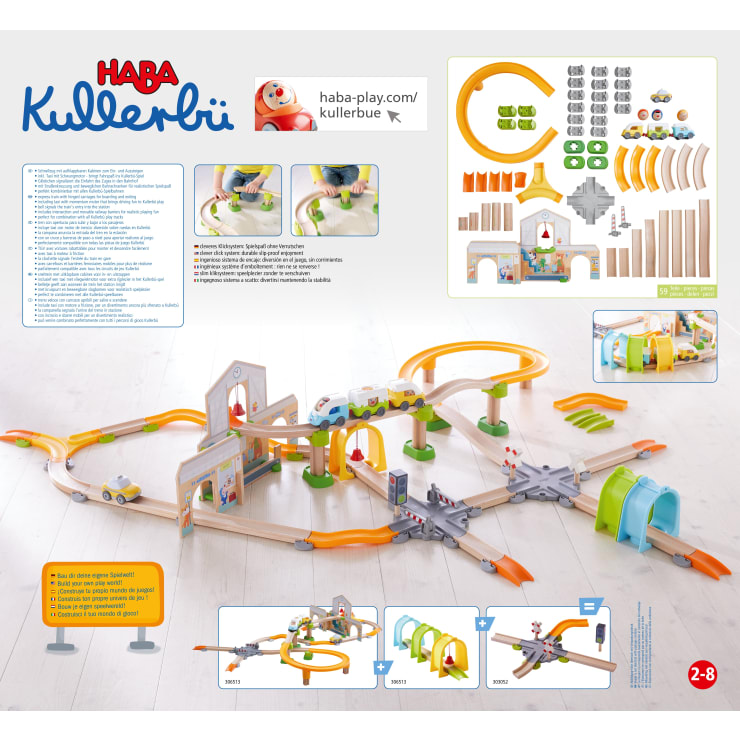 Produktinformationsposter für das Kullerbü-Spielset mit zusammengebauten Schienenstücken, Autos und Brücken auf dem Boden. In der rechten oberen Ecke befinden sich Anleitungen und Bilder der einzelnen Schienenbestandteile. Geeignet für Kinder von 2 bis 8 Jahren.