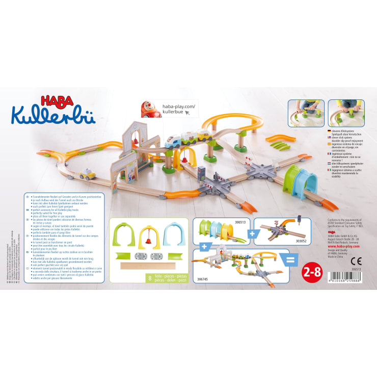 Ein farbenfrohes Spielzeug-Murmelbahn-Set ist auf einer weißen Fläche mit Schienen, Brücken, Tunneln und verschiedenen Spielstrukturen aufgebaut. Das Set enthält eine bebilderte Anleitung und Komponenten für Kinder von 2 bis 8 Jahren.