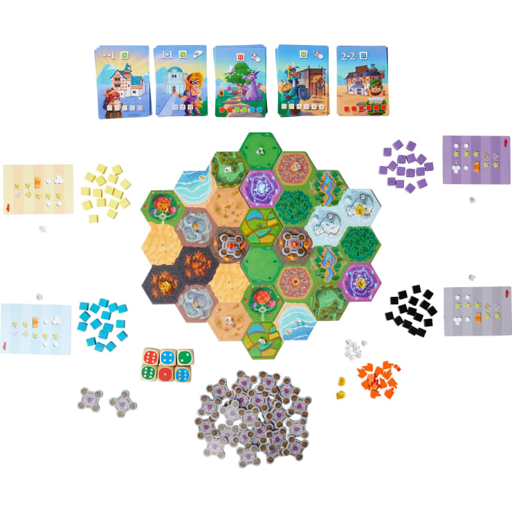 Ein Brettspiel mit sechseckigen Spielsteinen, die eine zentrale Karte bilden, vier Karten oben, Gruppen von farbigen Würfeln und Spielsteinen rund um das Spielbrett und Spielertafeln mit Würfeln und zusätzlichen Spielsteinen.
