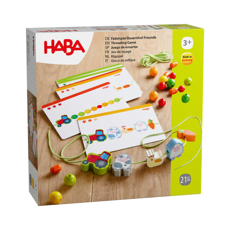 Eine Schachtel mit dem HABA Fädelspiel mit Holzperlen und Karten mit Mustern zum Auffädeln. Die Schachtel enthält bunte Bauernhoftier-Perlen, Karten und eine grüne Schnur und ist für Kinder ab 3 Jahren geeignet.