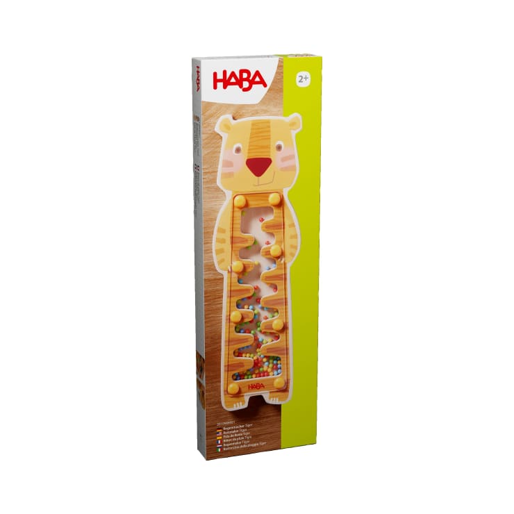 Rechteckige Verpackung für ein HABA-Spielzeug mit einem tigerförmigen Holzperlen-Labyrinth für Kinder ab 2 Jahren. Die Vorderseite zeigt das Spielzeug und den Schriftzug vor einem gelben und holzfarbenen Hintergrund.