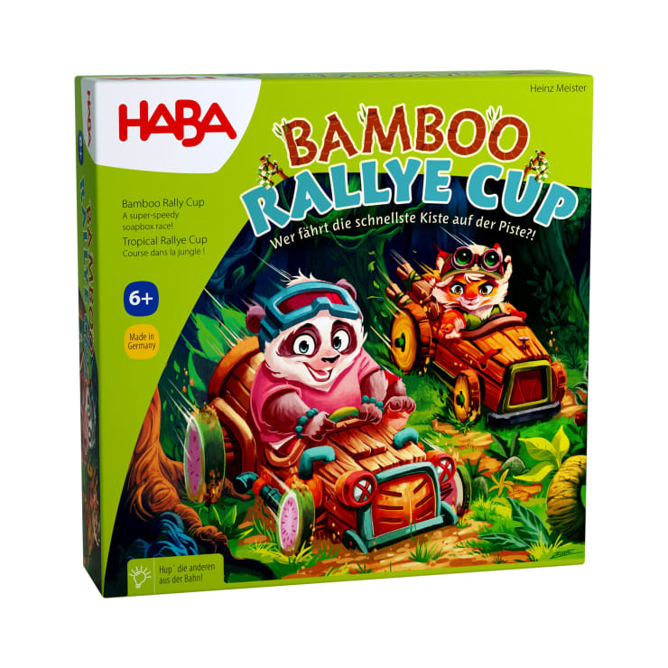 Eine farbenfrohe Spielschachtel für Bamboo Rallye Cup von HABA mit zwei Cartoon-Pandas, die mit hölzernen Rennwagen durch einen Dschungel fahren; das Spiel ist für Kinder ab 6 Jahren und wird in Deutschland hergestellt.