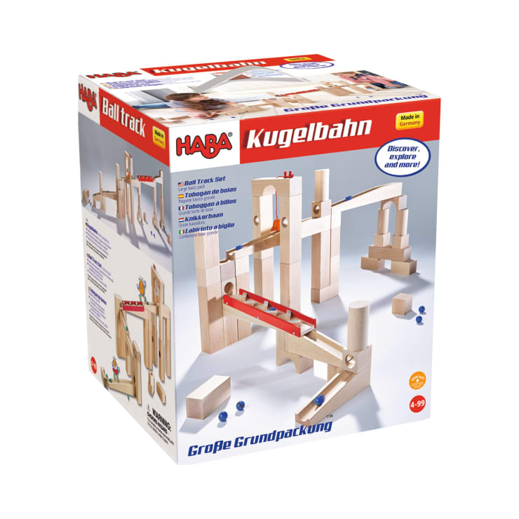 Eine Schachtel von HABA Kugelbahn, die ein Bild des Holzkugelbahn-Sets, Murmeln und Rampen zeigt. Die Schachtel enthält Produktdetails in mehreren Sprachen und ist für Kinder ab 4 Jahren gekennzeichnet.