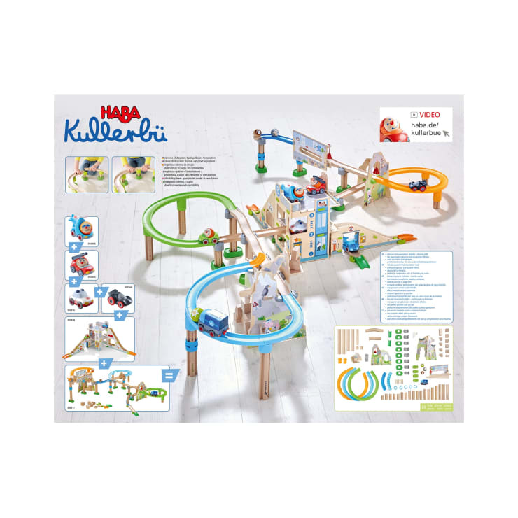 Abbildung einer HABA Kullerbü-Spielschachtel mit einer Kugelbahn mit bunten Schienen, Holzstützen und einer illustrierten Aufbauanleitung. Das Set enthält Schleifen, Kurven und verschiedene Spielelemente.