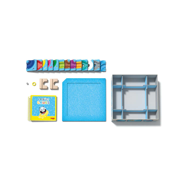 Spielkomponenten auf weißem Hintergrund, darunter bunte Spielsteine in Tierform, zwei beigefarbene Holzklammern, ein kleiner gelber Ball, ein gelbes Heft mit der Aufschrift Logic! GAMES, einer blauen Plattform und einem blauen Gittereinsatz.