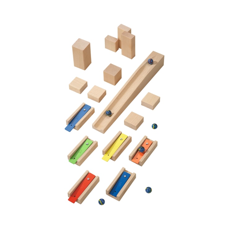 Holzmurmelbahn-Set mit Blöcken, Rampen und fünf bunten Kanälen - blau, grün, gelb, rot und orange - sowie mehreren Murmeln auf weißem Hintergrund.