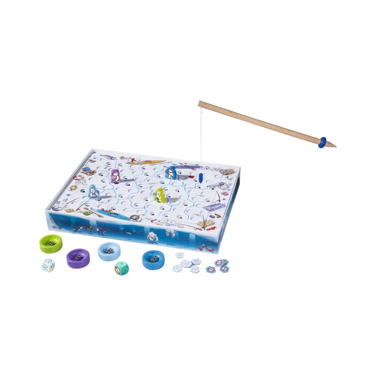 Ein Angelspiel für Kinder mit einem blau-weißen Spielbrett, einer hölzernen Angelrute, bunten Tierfiguren, runden Spielsteinen, kleinen Würfeln und illustrierten Karten auf weißem Hintergrund.