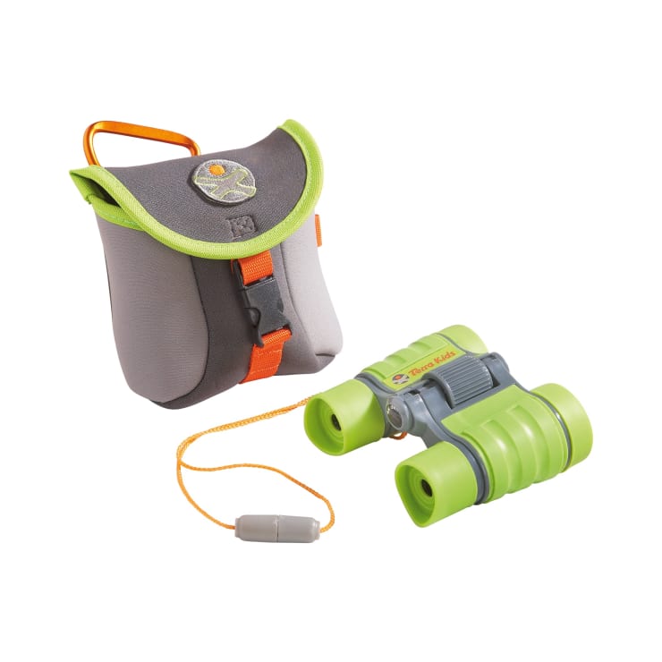 Ein grün-graues Spielzeugfernglas mit einem gelb-orangenen Riemen steht neben einer grauen Tragetasche mit Karabiner und neongrüner Verzierung auf weißem Hintergrund.