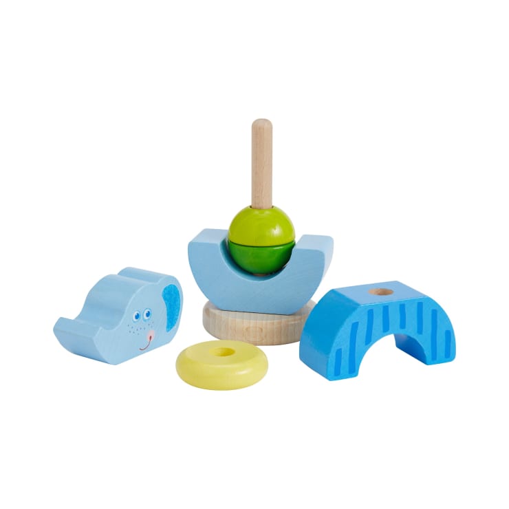 Ein Satz bunter Holzspielzeugteile zum Stapeln, darunter eine Elefantenform, ein grüner Ball, ein gelber Ring, halbkreisförmige blaue und gestreifte Blöcke und ein Holzstab zum Stapeln, alles auf weißem Hintergrund.