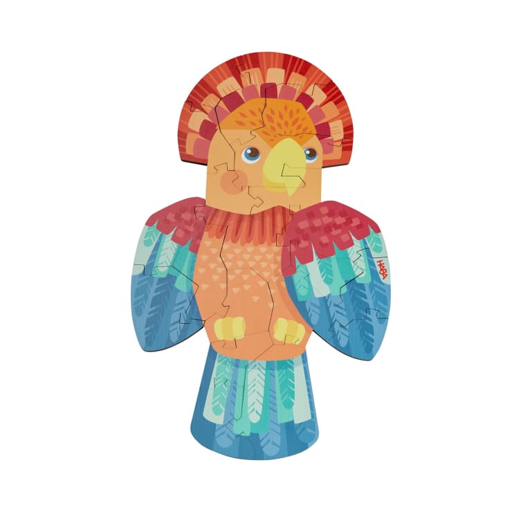 Ein farbenfrohes Puzzle, das einen stilisierten Vogel mit rotem und orangefarbenem Kopf, gelbem Schnabel, orangefarbenem Körper und blauen und grünen Flügeln darstellt. Das Puzzle hat sichtbare, ineinander greifende Teile.