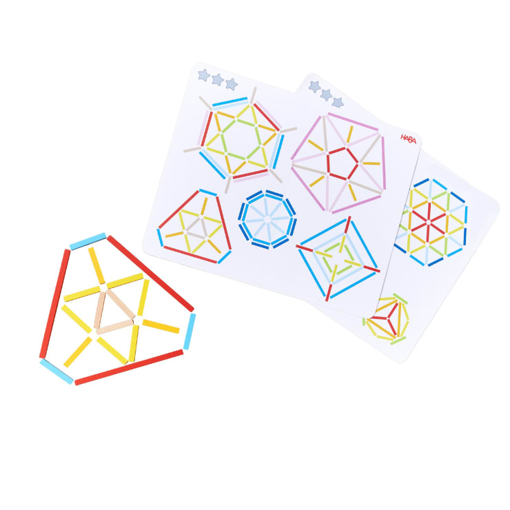 Fünf farbige Stäbchen bilden eine geometrische Form auf der linken Seite, daneben zwei Karten, die geometrische Muster mit farbigen Stäbchenumrissen und Sternchenbewertungen in den oberen Ecken zeigen.