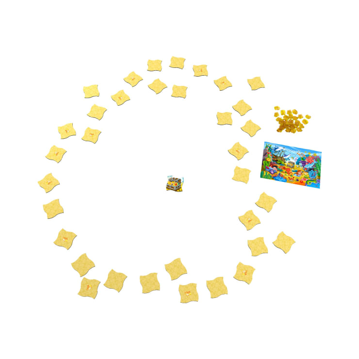 Ein Brettspiel besteht aus einer zentralen Karte, einer kreisförmigen Anordnung von quadratischen Spielsteinen, einem Stapel kleiner Goldplättchen und einem bunt illustrierten Spielbrett auf weißem Hintergrund.