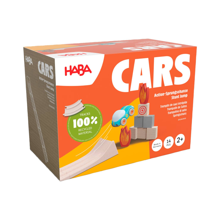 Schachtel mit dem HABA CARS Action-Stunt Jump Set für Kinder ab 2 Jahren, mit Spielzeugautos, Holzschienen und Stunt-Requisiten. Auf der Schachtel wird hervorgehoben, dass die Schienen aus 100 % recyceltem Material hergestellt sind.