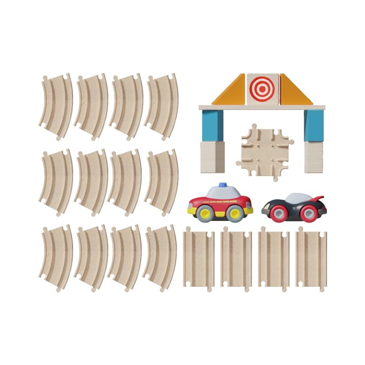 Das Spielzeugschienenset aus Holz enthält mehrere gebogene und gerade Schienenstücke, einen kleinen Torbogen mit Zielscheibe, ein Schienenverbindungsstück und zwei Spielzeugautos, eines rot und gelb und eines schwarz und rot.