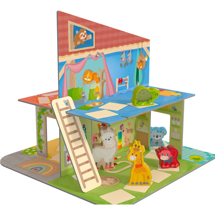 Ein farbenfrohes Spielzeugspielhaus mit Tierfiguren, darunter eine Giraffe, ein Löwe, eine Schildkröte, ein Alpaka und ein Koala. Die Einrichtung umfasst eine Leiter, zwei Etagen und detaillierte Räume, die mit verspielten Designs und Tierbildern dekoriert sind.