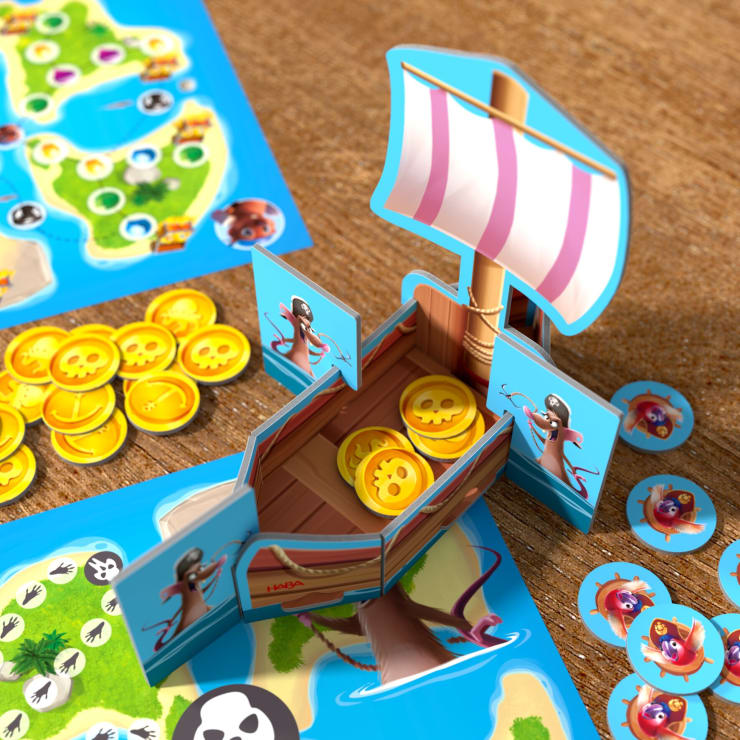 Eine Nahaufnahme eines Piraten-Brettspiels mit einem 3D-Piratenschiff aus Pappe, das gelbe Münzen hält, Spielbrettern mit Karten und Affenillustrationen auf Spielsteinen, alles auf einer Holzoberfläche.