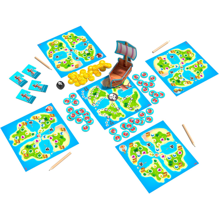 Fünf illustrierte Inselspielbretter, ein Stapel gelber Münzen, ein Piratenschiff in der Mitte, Charakterkarten, Stifte und verschiedene runde Spielplättchen sind auf einem blauen Hintergrund für ein Brettspiel angeordnet.