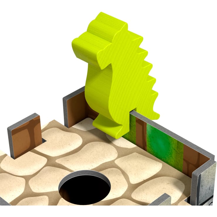 Eine grüne, drachenförmige Spielfigur steht am Rande eines Spielfelds mit Kopfsteinpflaster und einem runden Loch, das von Mauern und einem grünen Abschnitt begrenzt wird.