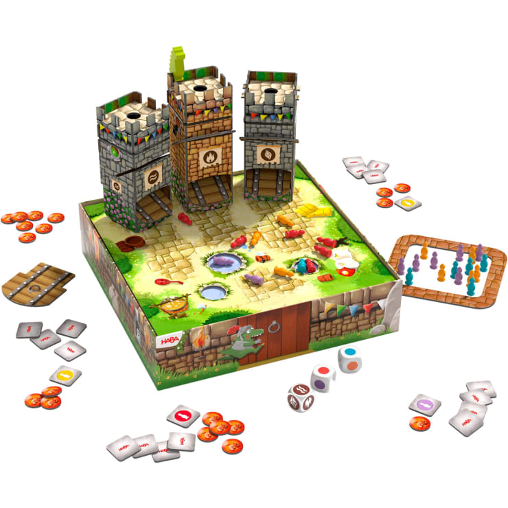 Ein farbenfrohes Brettspiel mit drei Burgtürmen auf einer quadratischen Grundfläche und verschiedenen Spielsteinen, Spielfiguren, Würfeln und Karten, die um das Spielbrett herum angeordnet sind. Zu den Spielkomponenten gehören Tiere, Schilde und kreisförmige Spielsteine.