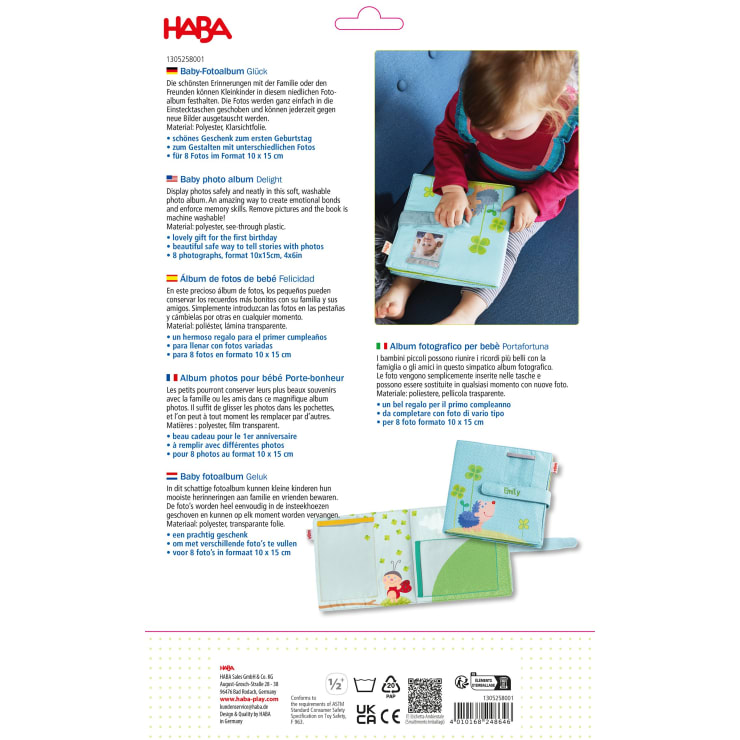 Rückseite einer HABA-Babyfotoalbum-Verpackung mit Produktdetails in Deutsch, Englisch, Spanisch, Italienisch und Französisch. Enthält Bilder des weichen, stoffbezogenen Albums in Blau, Rosa und Grün mit Tiermotiven und einem Baby, das das Album hält.