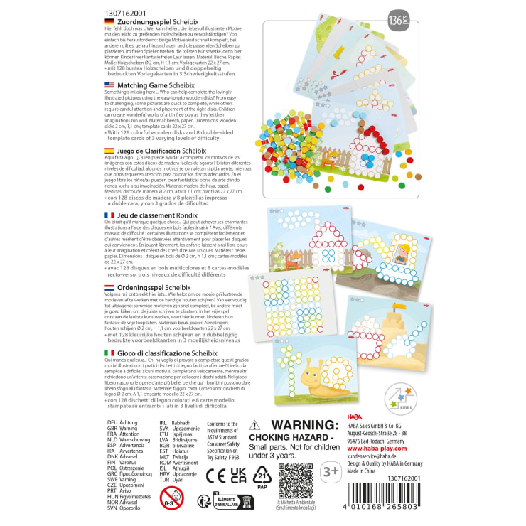 Rückseite einer Spielzeugschachtel mit einer mehrsprachigen Anleitung für ein Zuordnungsspiel mit farbigen Chips. Abbildungen der Spielbretter, farbigen Chips, eines Kaninchens und eines Kükens sind zu sehen. Am unteren Rand erscheint eine Warnung vor Erstickungsgefahr.