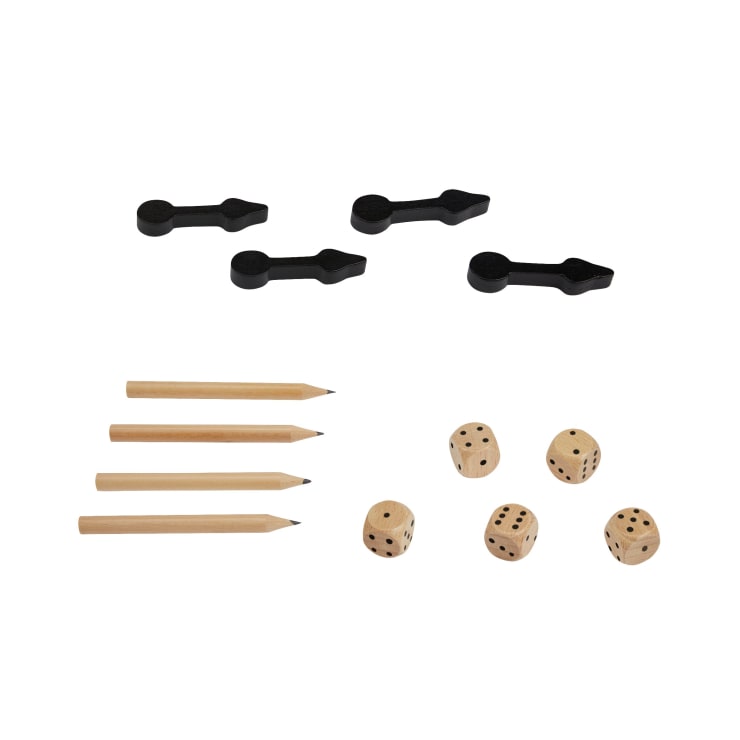 Vier schwarze Spielfiguren, vier Holzstifte und vier Holzwürfel mit schwarzen Punkten sind auf weißem Hintergrund angeordnet.