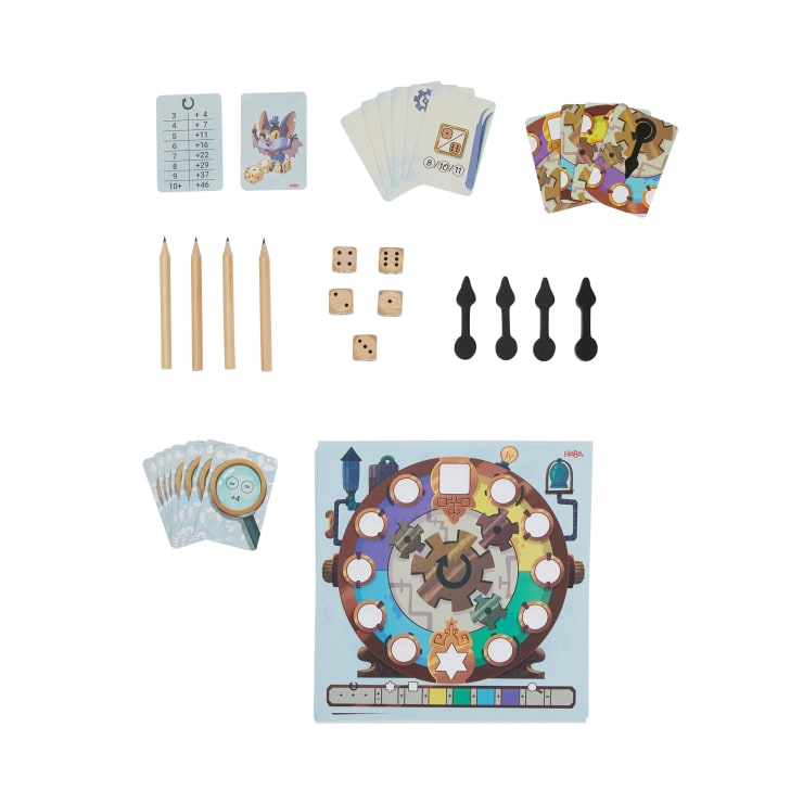 Ein Tischspiel mit Stiften, Karten, Würfeln, Pfeilmarkern und einem farbenfrohen Spielbrett mit Zahnrädern und Tierillustrationen, alles übersichtlich auf einem weißen Hintergrund angeordnet.