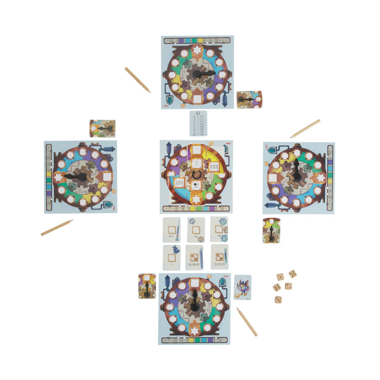 Vier illustrierte Spielbretter mit kreisförmigen Bahnen sind in einem Quadrat angeordnet. Holzstäbchen, Karten, Würfel und Zusatzkarten werden um und zwischen den Spielbrettern auf weißem Hintergrund platziert.