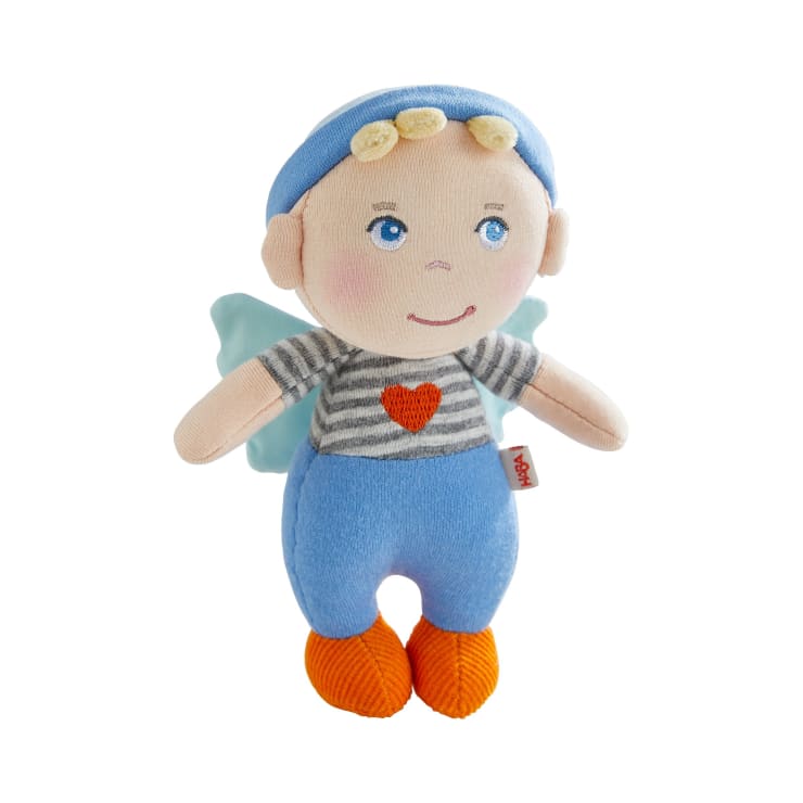 Eine weiche Stoffpuppe mit blauer Hose, gestreiftem Hemd, orangefarbenen Schuhen, hellblauen Flügeln und einer blauen Mütze. Die Puppe hat ein Herz auf dem Hemd, ein lächelndes Gesicht und rosige Wangen.