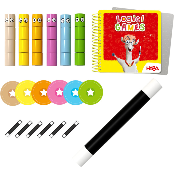 Ein Logikspiel für Kinder mit sechs farbigen Zylinderstapeln, sechs passenden kreisförmigen Spielsteinen, fünf kurzen schwarz-weißen Stäben, einem langen schwarz-weißen Stab und einem spiralgebundenen Logikspielheft mit einer Zeichentrickfigur auf dem Umschlag.