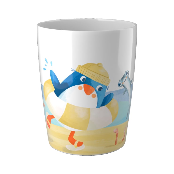 Weiße Keramiktasse mit der Abbildung eines Pinguins mit gelber Mütze und Schwimmring, mit einem animierten Fisch im Hintergrund. Die Szene suggeriert eine Strand- oder Meeresszene.