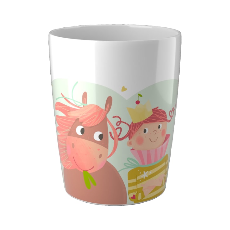 Eine weiße Tasse mit einer bunten Illustration eines lächelnden Pferdes, das Gras frisst, und einem Mädchen mit roten Haaren, das eine gelbe Krone trägt und eine Schachtel mit einem Stern in der Hand hält. Der Hintergrund enthält kleine gelbe Herzen.