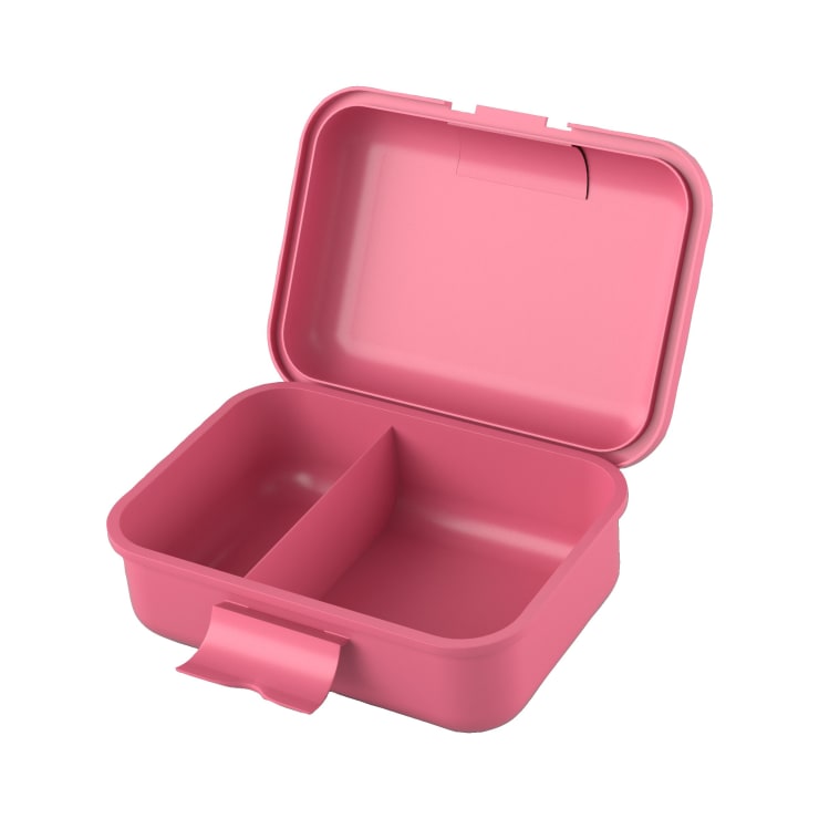 Eine rosafarbene Lunchbox aus Kunststoff mit zwei Fächern, einem größeren und einem kleineren, und einem offenen Scharnierdeckel. Die Brotdose hat ein einfaches, glattes Design und einen Verschluss auf der Vorderseite.