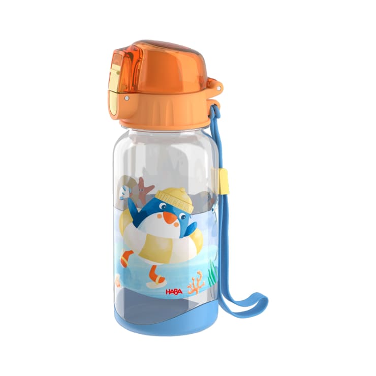 Eine klare Plastikwasserflasche mit orangefarbenem Deckel, blauem Boden und blauem Trageriemen. Die Flasche zeigt einen Cartoon-Pinguin mit gelbem Hut und Schwimmer, mit Unterwasserpflanzen und Fischen im Hintergrund.