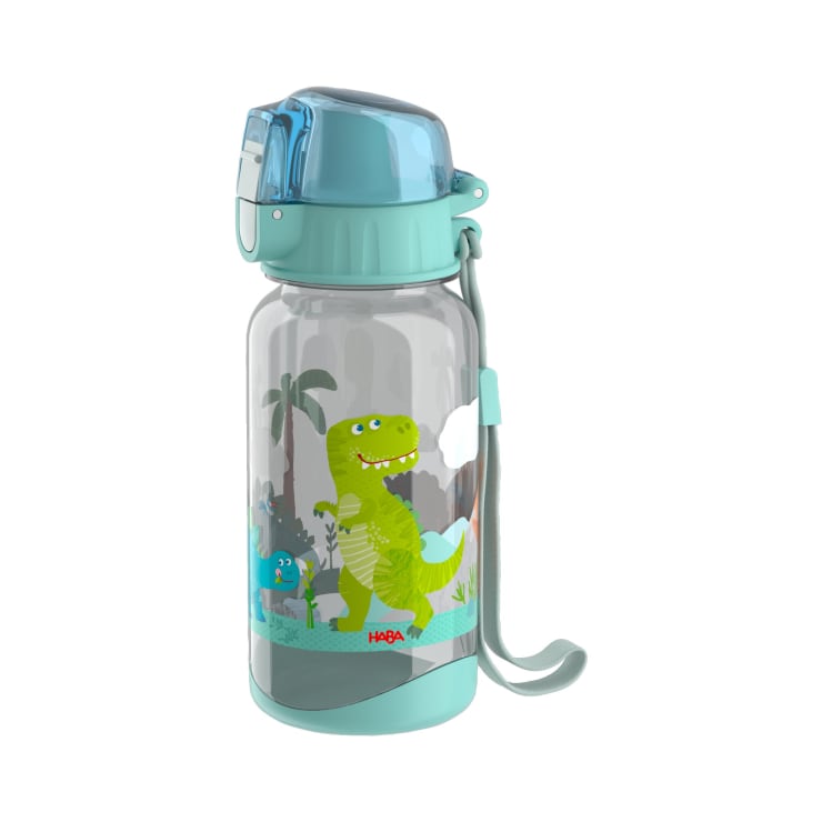 Eine durchsichtige Plastikwasserflasche mit tealfarbenem Deckel, Trageriemen und Dinosaurier-Illustrationen auf der Seite vor einem weißen Hintergrund.