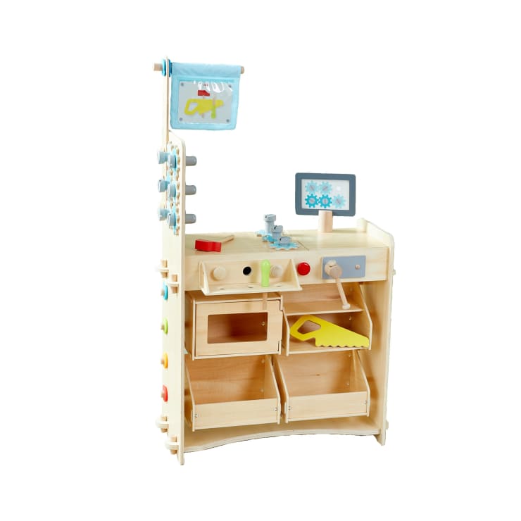 Eine hölzerne Kinderspielwerkbank mit verschiedenen Spielzeugwerkzeugen, Regalen, Wäscheklammern, einer Spielzeugsäge und einer kleinen Flagge vor einem weißen Hintergrund.