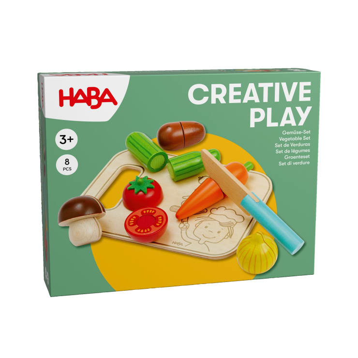 Eine Schachtel mit der Aufschrift HABA Creative Play enthält ein Holzgemüse-Set für Kinder ab 3 Jahren mit Spielzeuggemüse, einem Schneidebrett und einem Holzmesser. Das Set besteht aus acht Teilen und ist auf der Verpackung abgebildet.